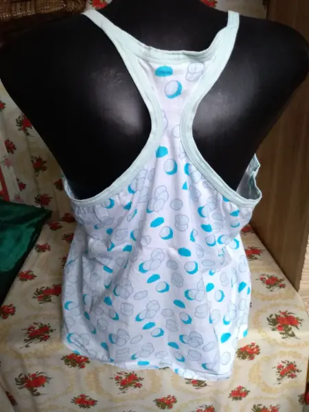 Dvě tílka L-XL 2