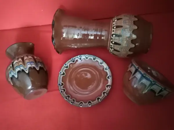 Sada tradiční bulharské keramiky s polevou 4
