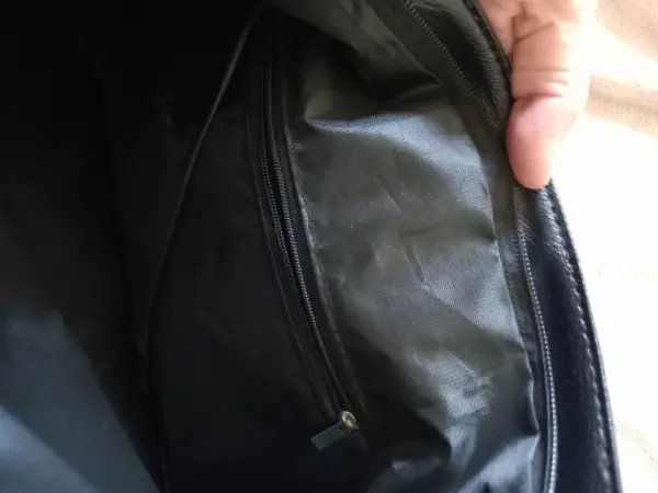 Černá crossbody taška přes rameno 3