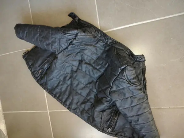 Černá prošívaná bunda s kožíškem Zara  3
