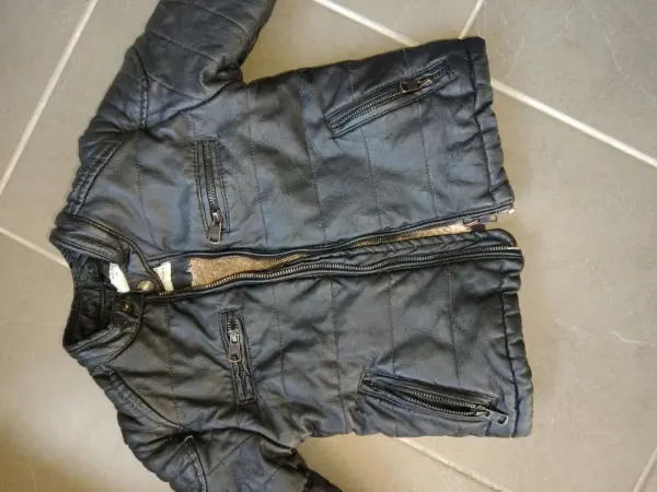 Černá prošívaná bunda s kožíškem Zara  2