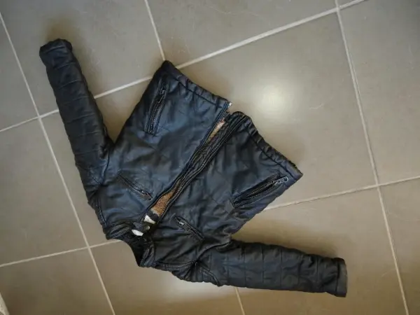 Černá prošívaná bunda s kožíškem Zara 