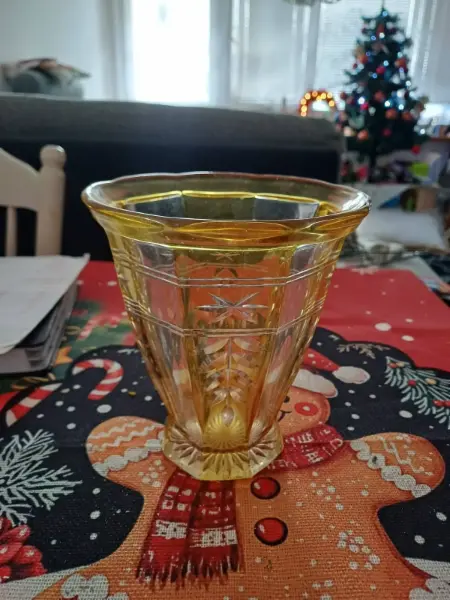 Broušená váza z jantarového skla