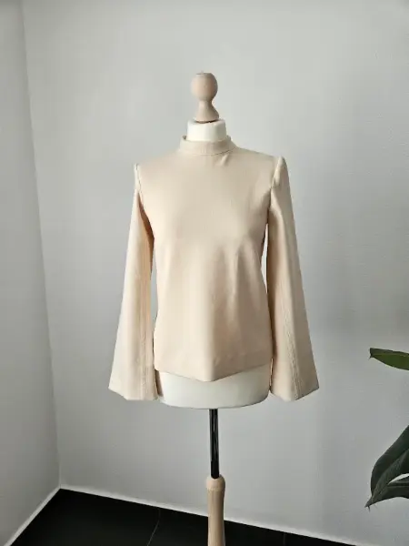 Krémový top Zara s širokými rukávy
