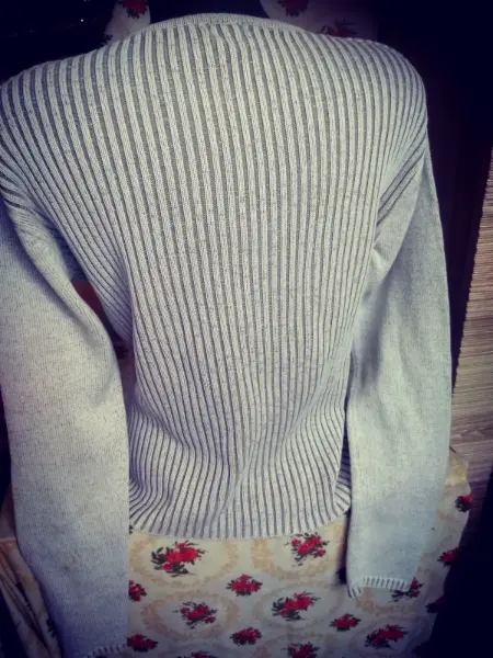 Šedé svetry XS a XL 11
