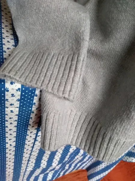 Šedé svetry XS a XL 2