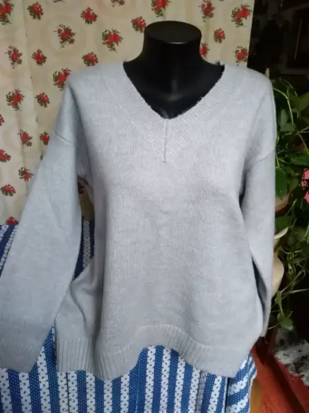 Šedé svetry XS a XL