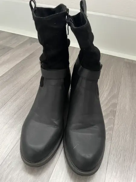 Černé dámské polokozačky se zdobením 2