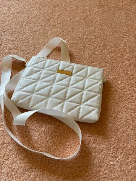 Bílá prošívaná crossbody kabelka