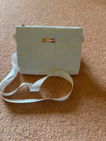 Bílá prošívaná crossbody kabelka 2