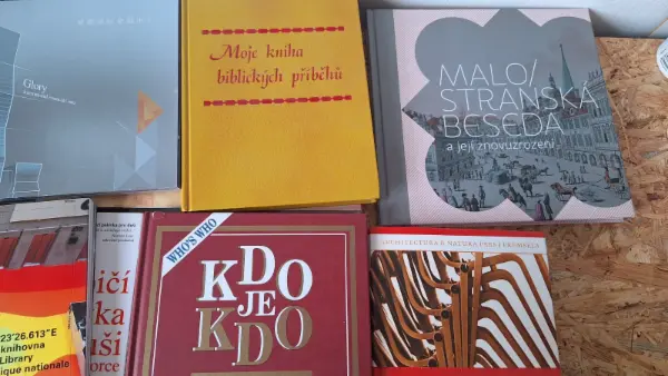 Sada knih: beletrie, naučná literatura a architektura