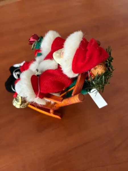 Vánoční dekorace Santa Claus v houpacím křesle 4