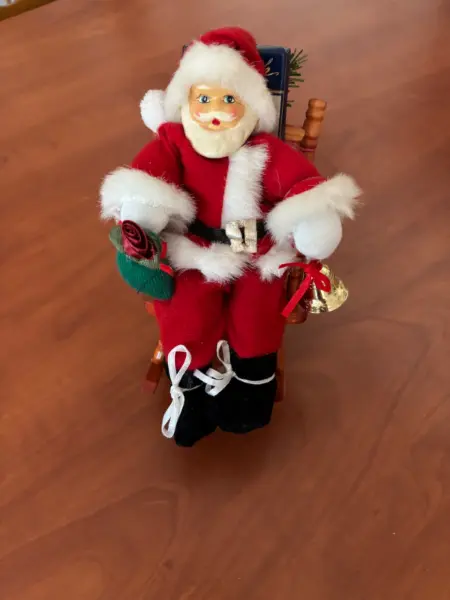 Vánoční dekorace Santa Claus v houpacím křesle 2