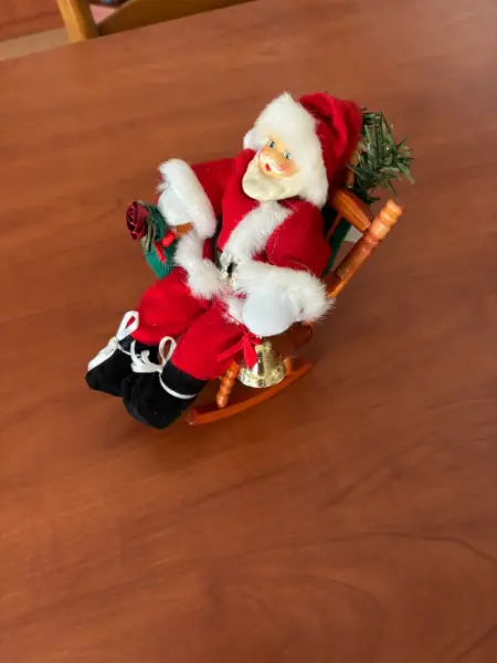 Vánoční dekorace Santa Claus v houpacím křesle 3