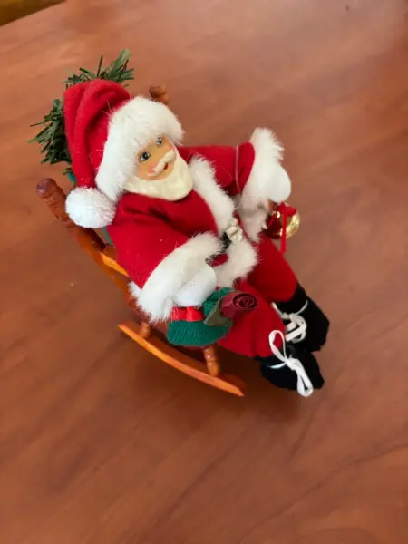 Vánoční dekorace Santa Claus v houpacím křesle