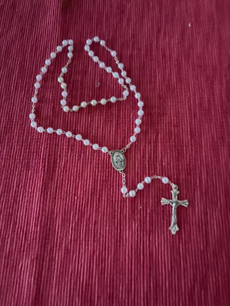 Stříbrný růženec s bílými korálky 3