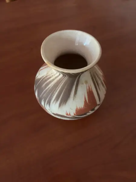 Keramická váza s mramorováním
