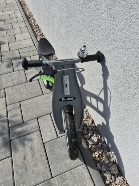 Dětské odrážedlo FirstBIKE s brzdou 3