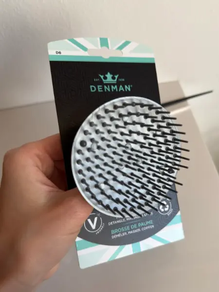 Masážní kartáč pro pokožku hlavy Denman ve stříbrné barvě 2