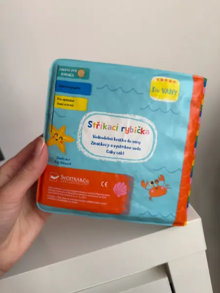 Stříkací rybička Svojtka - gumová knížka vhodná od narození 8
