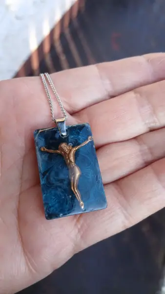 Náhrdelník Ježíš v pryskyřici bižuterie  2