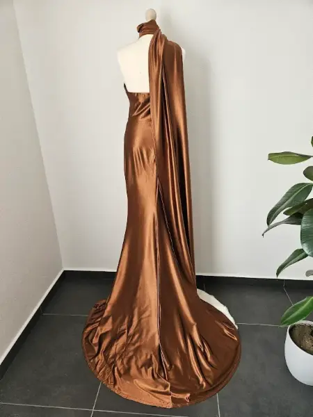 Měděné šaty s vlečkou 2