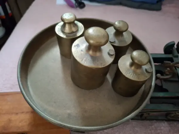 Starožitné kuchyňské váhy 5 kg se závažím 5