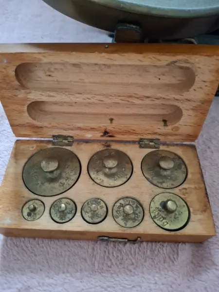 Starožitné kuchyňské váhy 5 kg se závažím 4