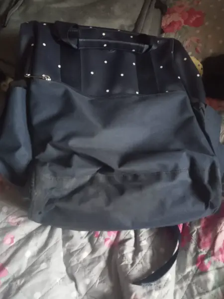 Černý batoh s puntíky