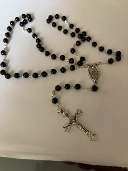 Černý růženec s křížkem