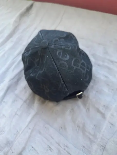 Černá kšiltovka s monogramem a zlatým detailem 3