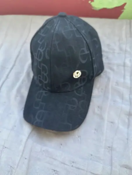Černá kšiltovka s monogramem a zlatým detailem