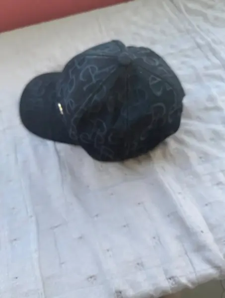 Černá kšiltovka s monogramem a zlatým detailem 4