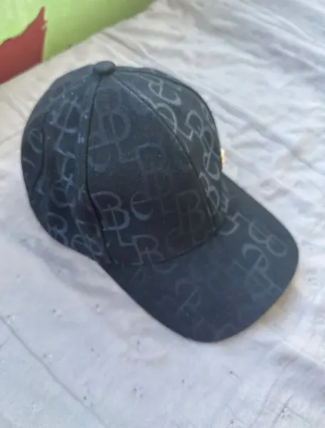 Černá kšiltovka s monogramem a zlatým detailem 2