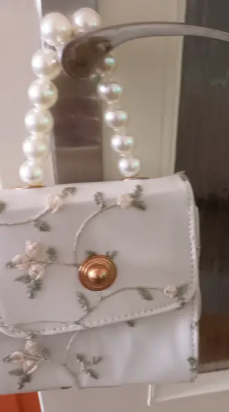 Elegantní bílá kabelka s perlovým uchem