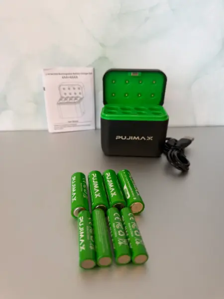 Nabíječka baterií PUJIMAX PJ-102LB pro AA a AAA 3