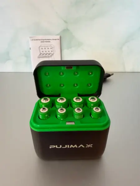 Nabíječka baterií PUJIMAX PJ-102LB pro AA a AAA 2