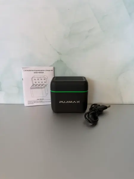 Nabíječka baterií PUJIMAX PJ-102LB pro AA a AAA
