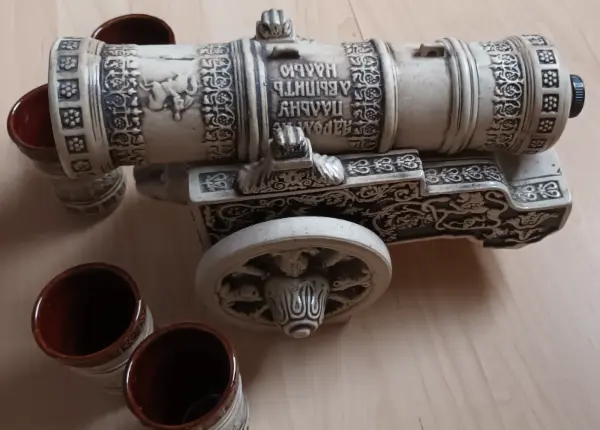 Keramický set: dekorační kanón a 4 kalíšky