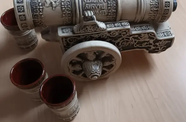 Keramický set: dekorační kanón a 4 kalíšky 2
