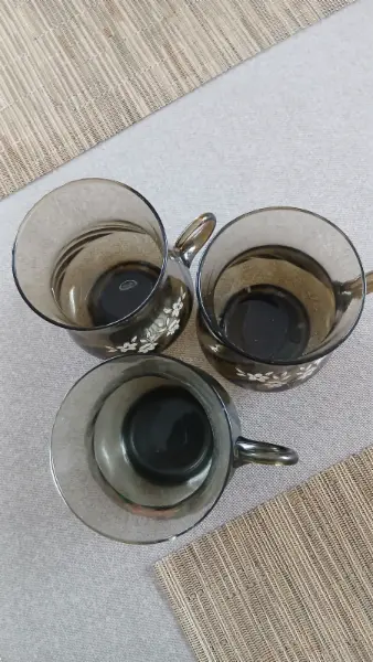 Sada 3 skleněných hrnků s květinovým motivem 2