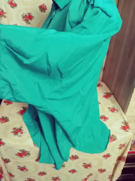 Halenka s netopýřími rukávy
