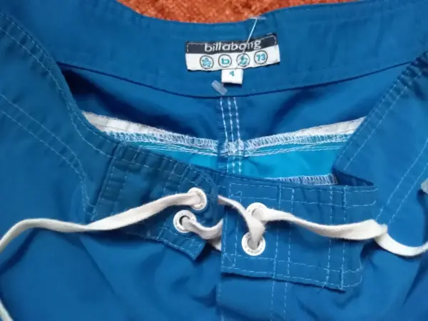 Dvoje šortky minimálně nošené 8