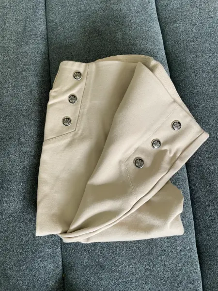 Béžové kalhoty Mohito se zdobnými knoflíky 2