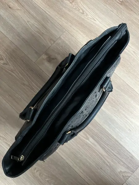 Černá kabelka s motivem růží 2