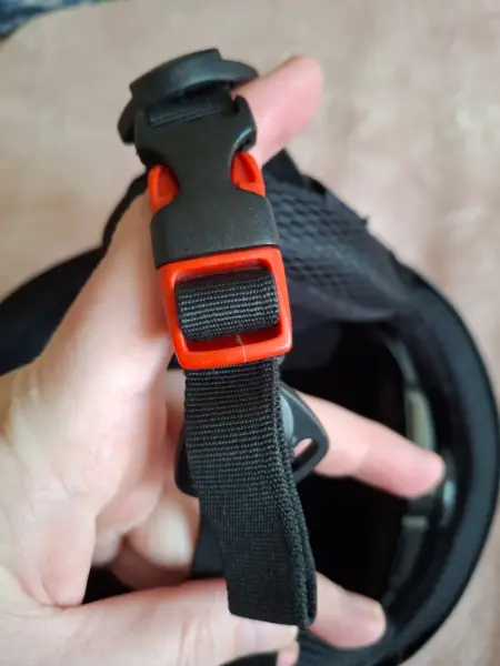 Černá lyžařská helma 5