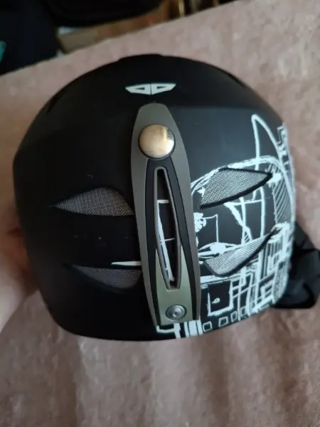 Černá lyžařská helma 6
