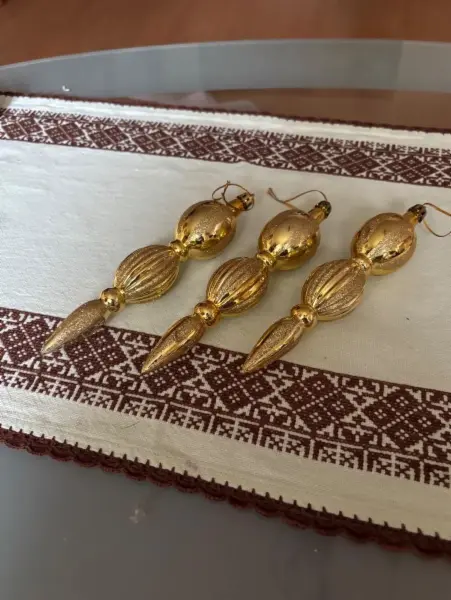 3 zlaté vánoční ozdoby ve tvaru špice 3