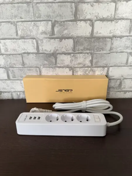 Prodlužovací kabel JSVER se 3 zásuvkami a 3 USB porty