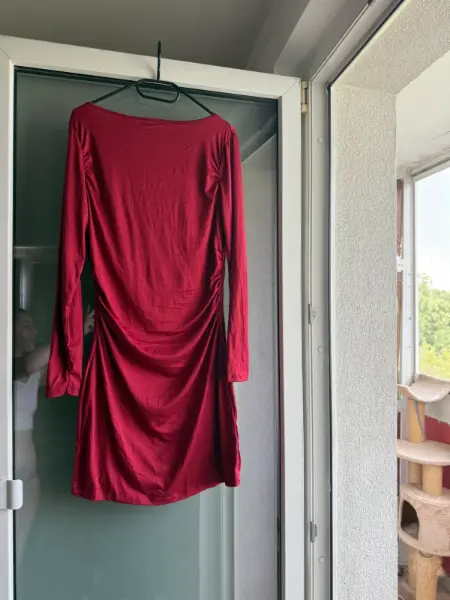 Červené dámské šaty s dlouhým rukávem